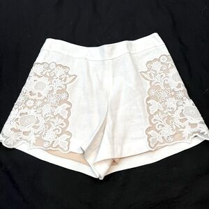 Alice & Olivia so 4 white ivory lace side flat front nude lined shorts